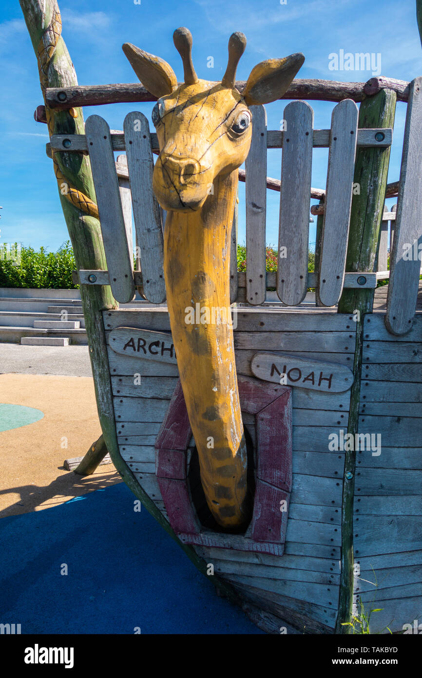 Una giraffa di legno in un parco per bambini o una giraffa di legno in un parco giochi Foto Stock