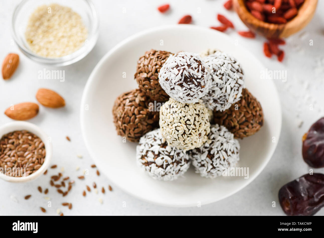 Proteina di cioccolato sfere di energia con semi, date i dadi. Cibo crudo vegano dieta vegetariana, la perdita di peso concept Foto Stock
