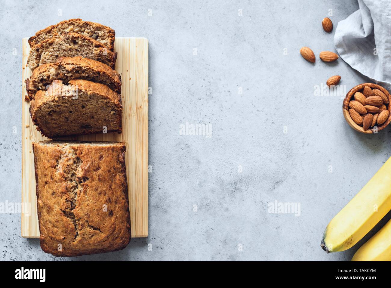 Vegan pane alla banana su sfondo di calcestruzzo. Vista dall'alto uno spazio di copia Foto Stock