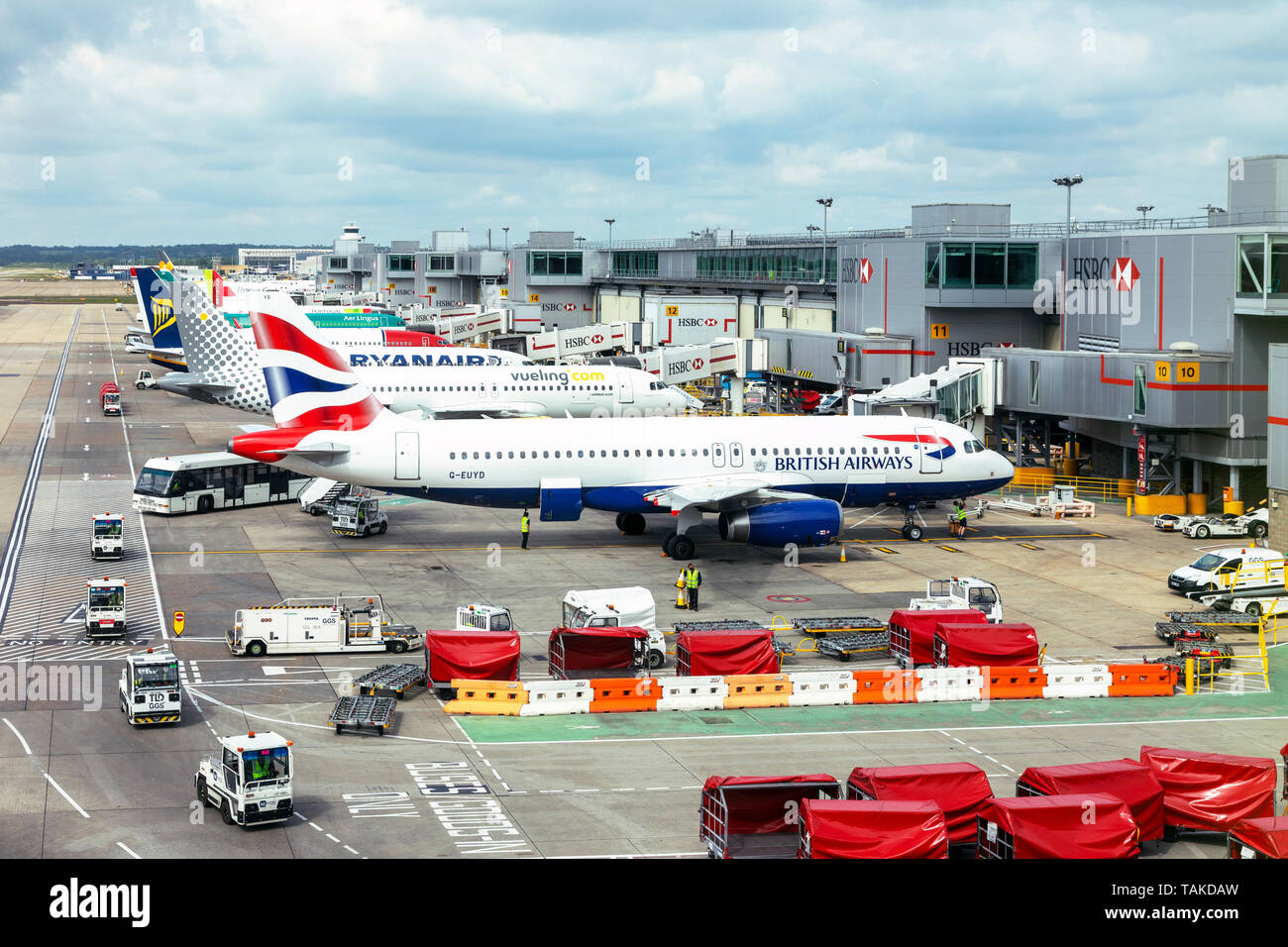 British Airways Airbus A320-232 registrato G-EUYD essendo caricati a Londra Garwick Aeroporto, London, England, Regno Unito Foto Stock