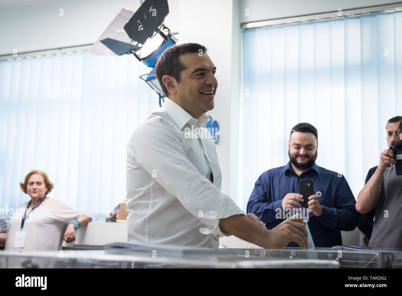 Il primo ministro e presidente in carica del Syriza, Alexis Tsipras vede la fusione il suo voto durante il governo regionale, il Comune e le elezioni del Parlamento europeo. Foto Stock