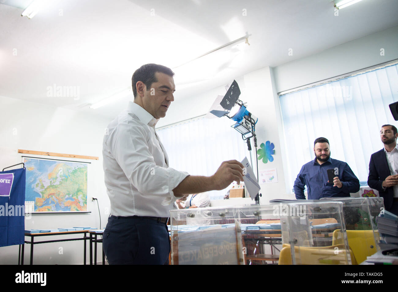Il primo ministro e presidente in carica del Syriza, Alexis Tsipras vede la fusione il suo voto durante il governo regionale, il Comune e le elezioni del Parlamento europeo. Foto Stock