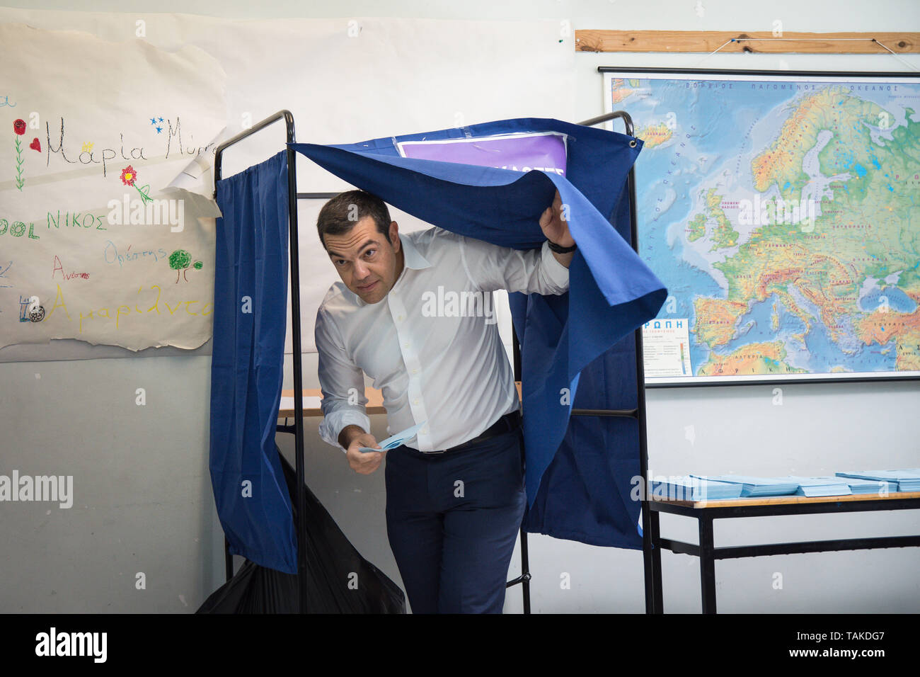 Il primo ministro e presidente in carica del Syriza, Alexis Tsipras visto lasciare una cabina di voto dopo la fusione il suo voto durante il governo regionale, il Comune e le elezioni del Parlamento europeo. Foto Stock