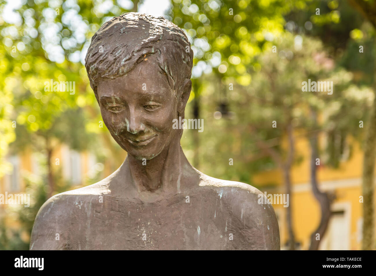CERVIA (RA), Italia - 17 Maggio 2019: la luce del sole è illuminante mermaid nella fontana nel centro storico di Cervia Foto Stock