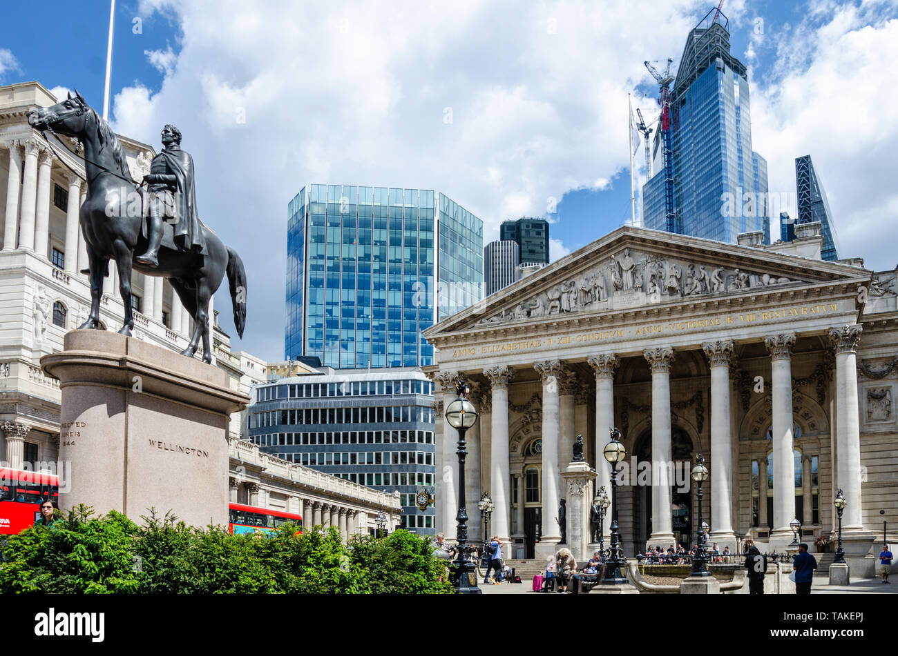 La statua equestre del Duca di Wellington davanti al Royal Exchange edificio e la Bank of England nella città di Londra, Regno Unito Foto Stock