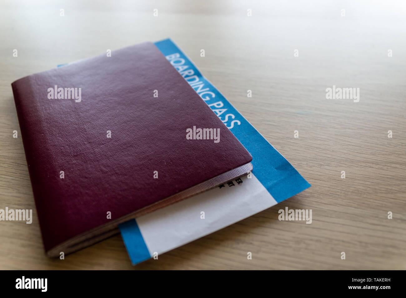 Concetto di viaggio. Passaporto e carta d'imbarco di un volo biglietto Foto Stock