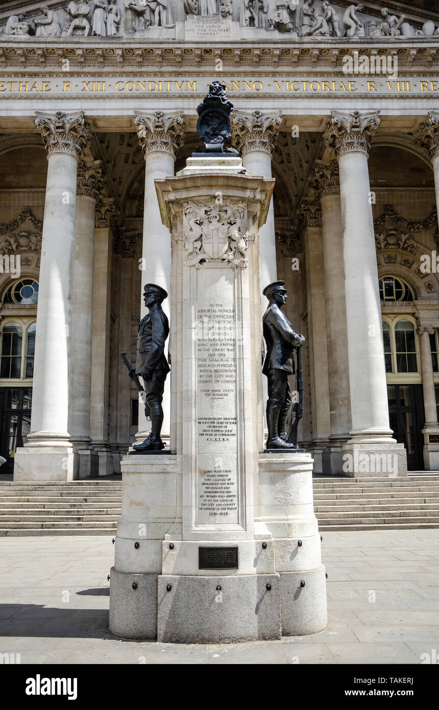 Le truppe di Londra War Memorial sorge di fronte al Royal Exchange Building a Londra, Regno Unito Foto Stock