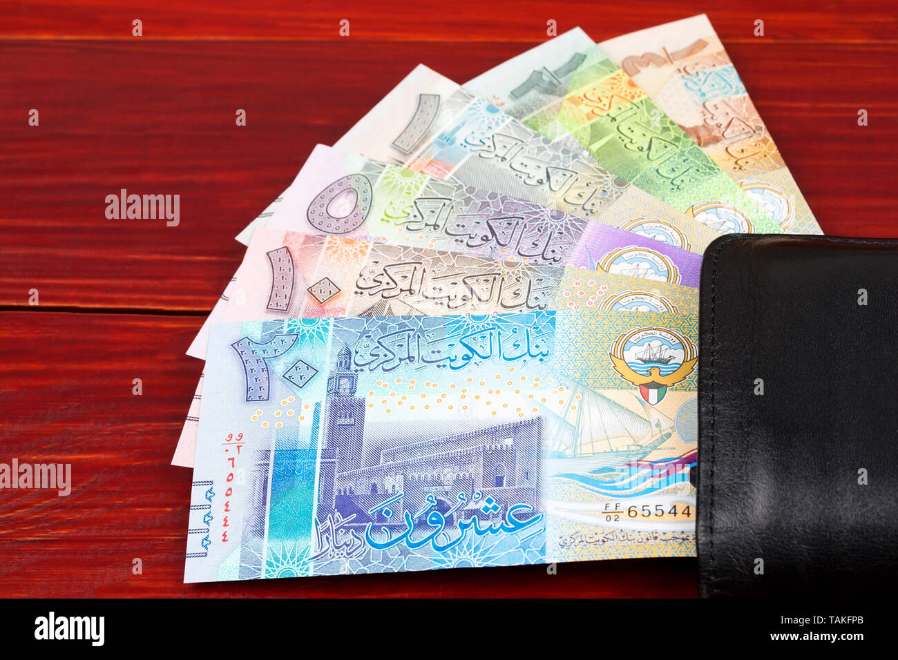 Dinaro kuwaitiano nel portafoglio nero Foto Stock
