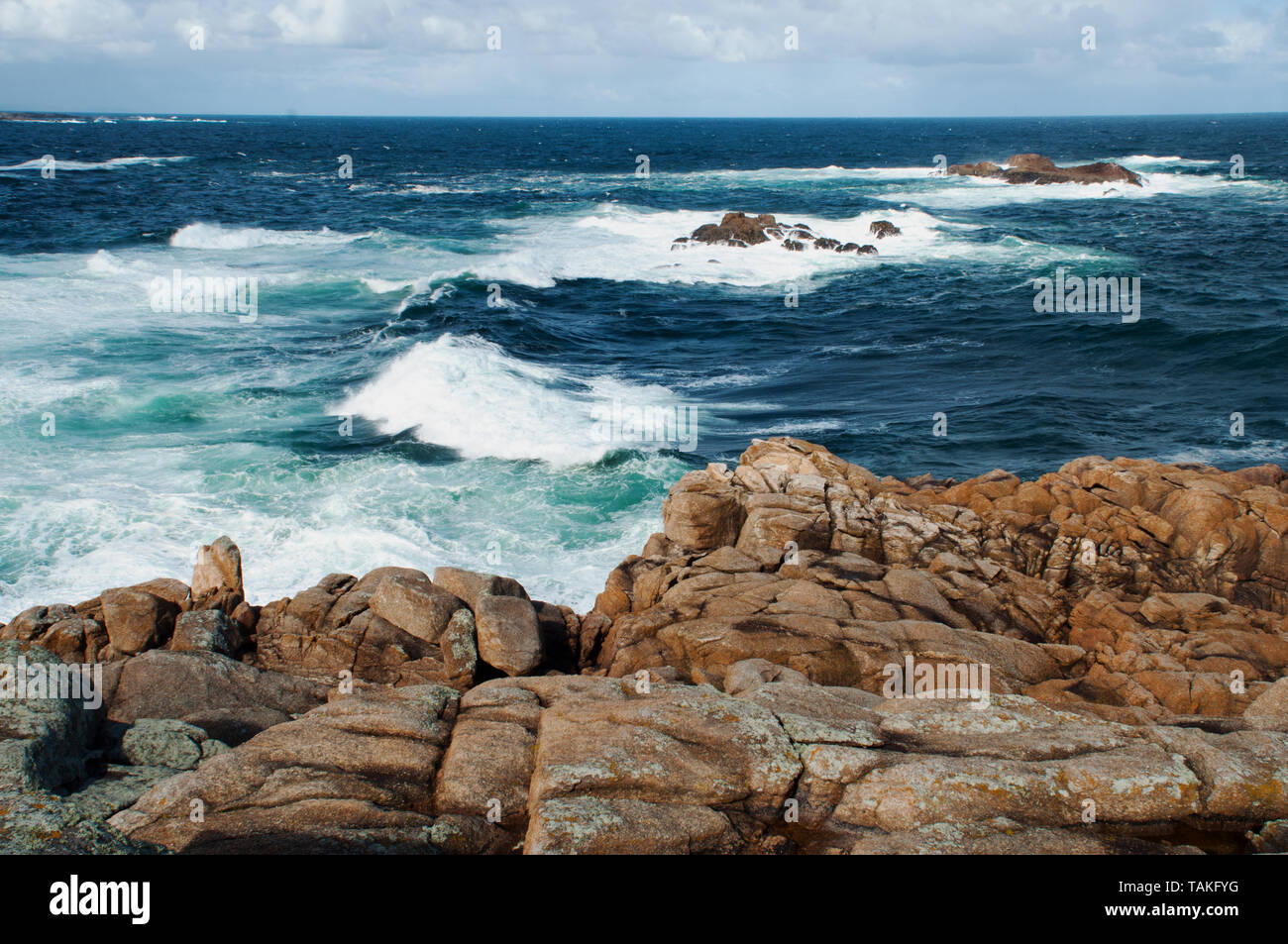 Vista panoramica dell'Oceano Atlantico lungo la costa di Ercole di torri A Coruña, Galizia, Spagna. Foto Stock