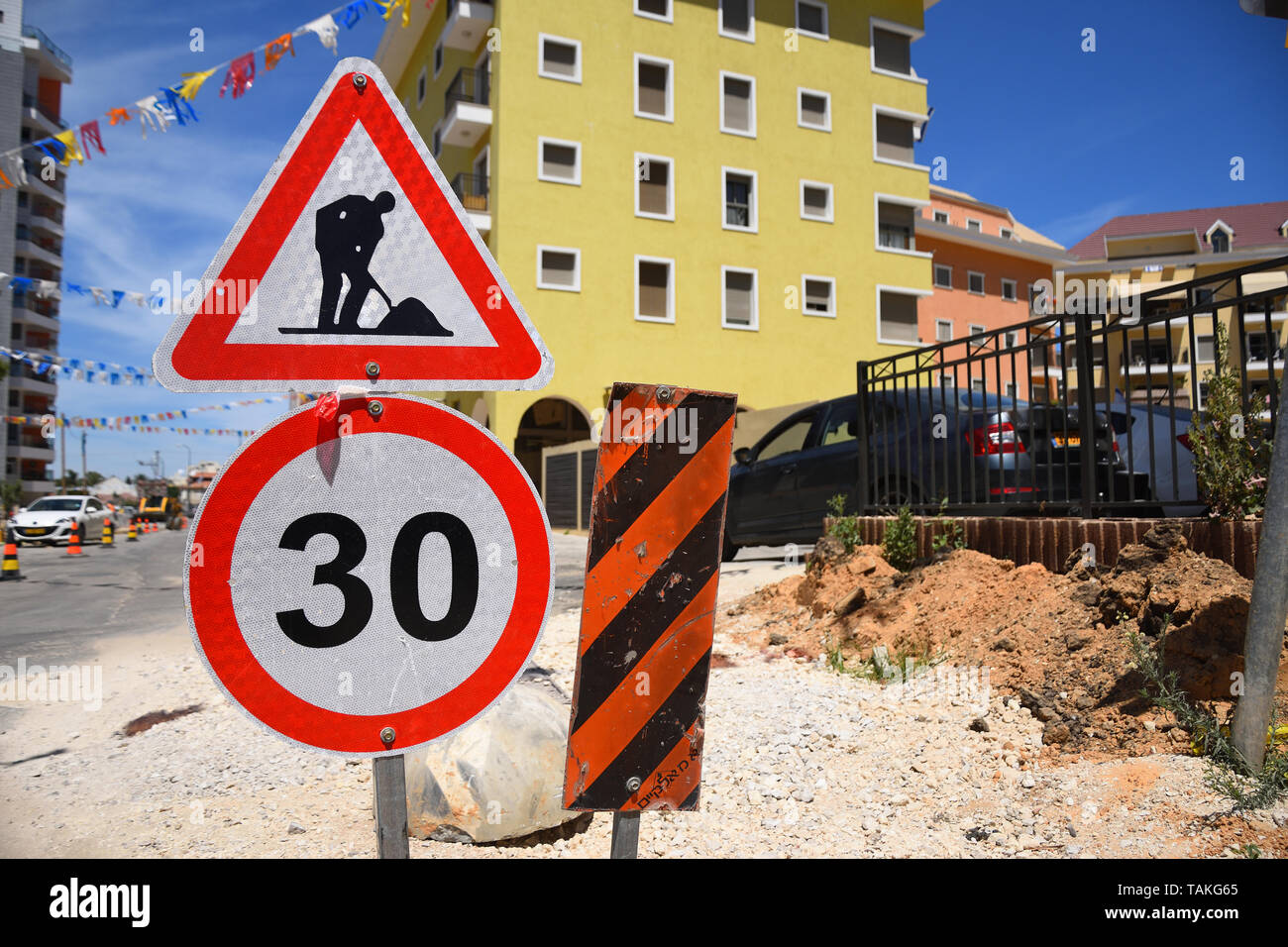 Lavori in corso e il limite massimo di velocità i cartelli stradali in Yehud - La piccola città nel centro di Israele. Foto Stock