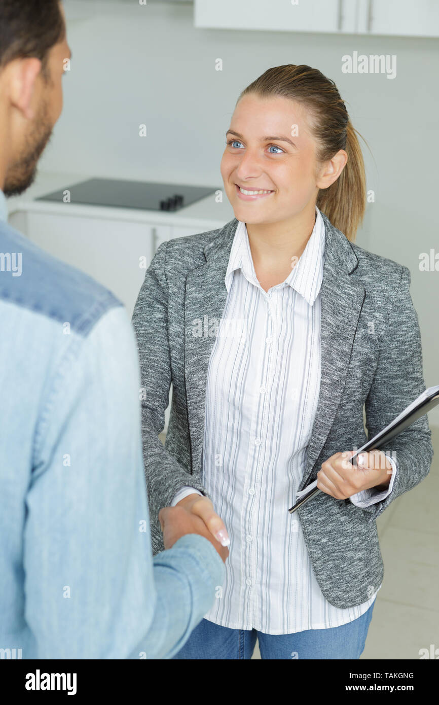 Stretta di mano di uomo e donna Foto Stock