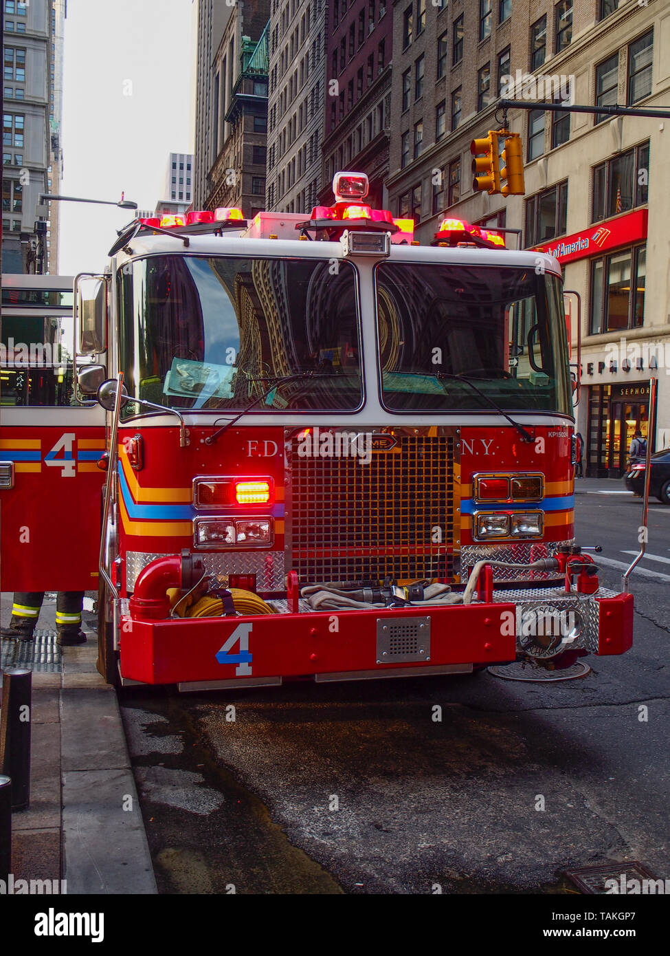 New York - Stati Uniti, 25 maggio 2015 - New York i vigili del fuoco di funzionare durante una situazione di emergenza a Manhattan Foto Stock