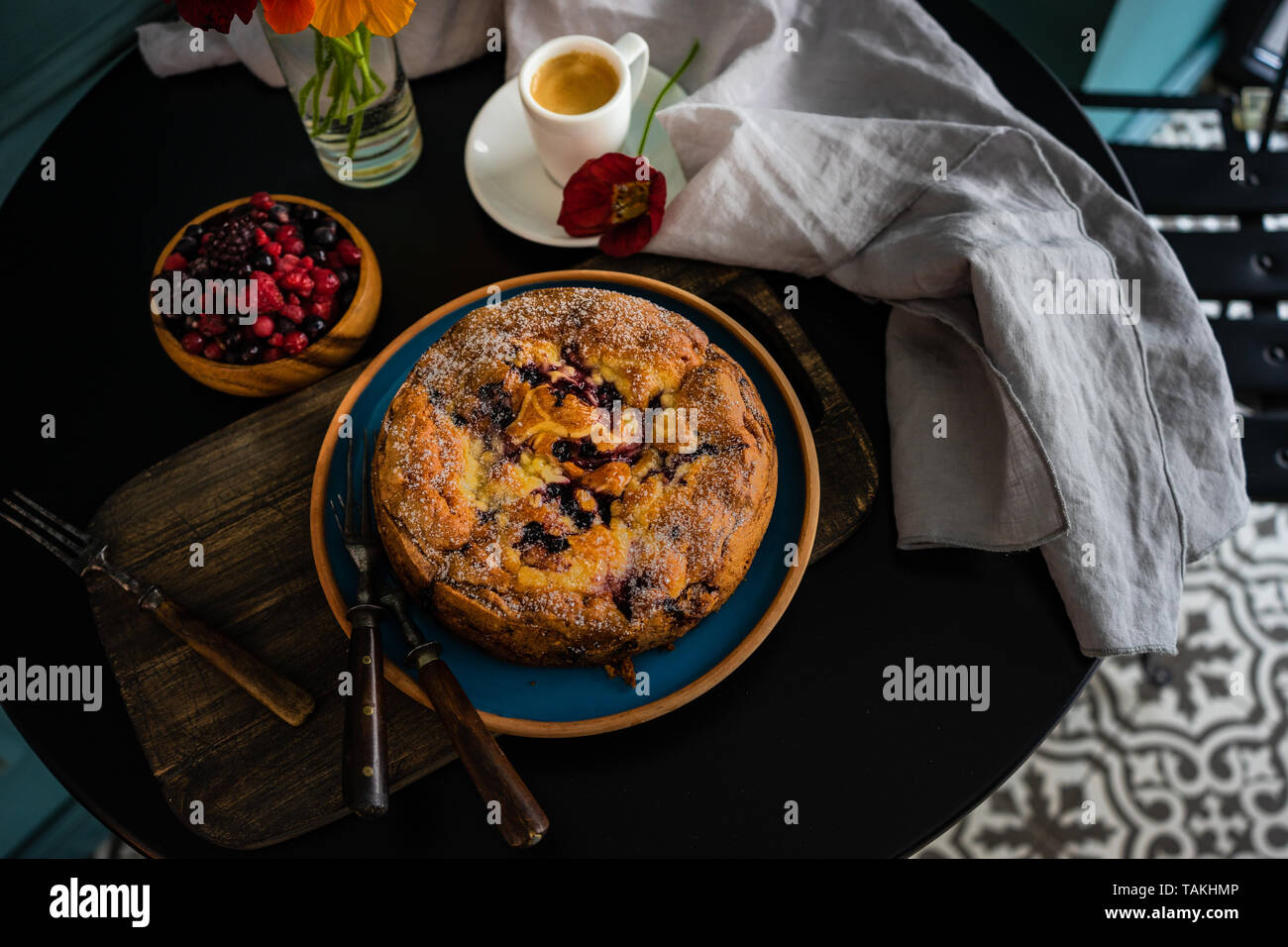 Dolce con concetto con frutti di bosco torta in graziosi interni Foto Stock