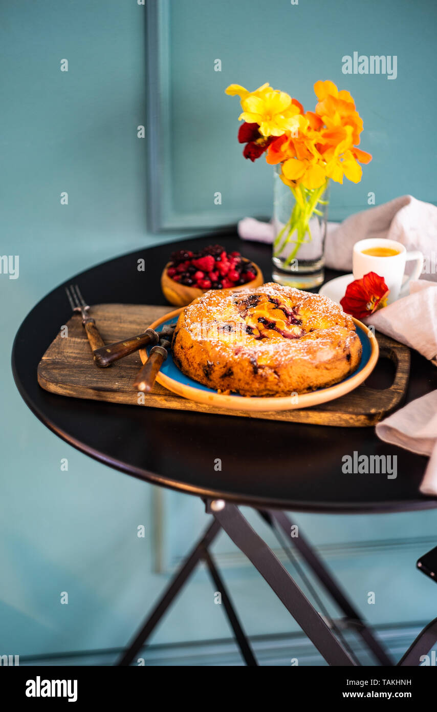 Dolce con concetto con frutti di bosco torta in graziosi interni Foto Stock