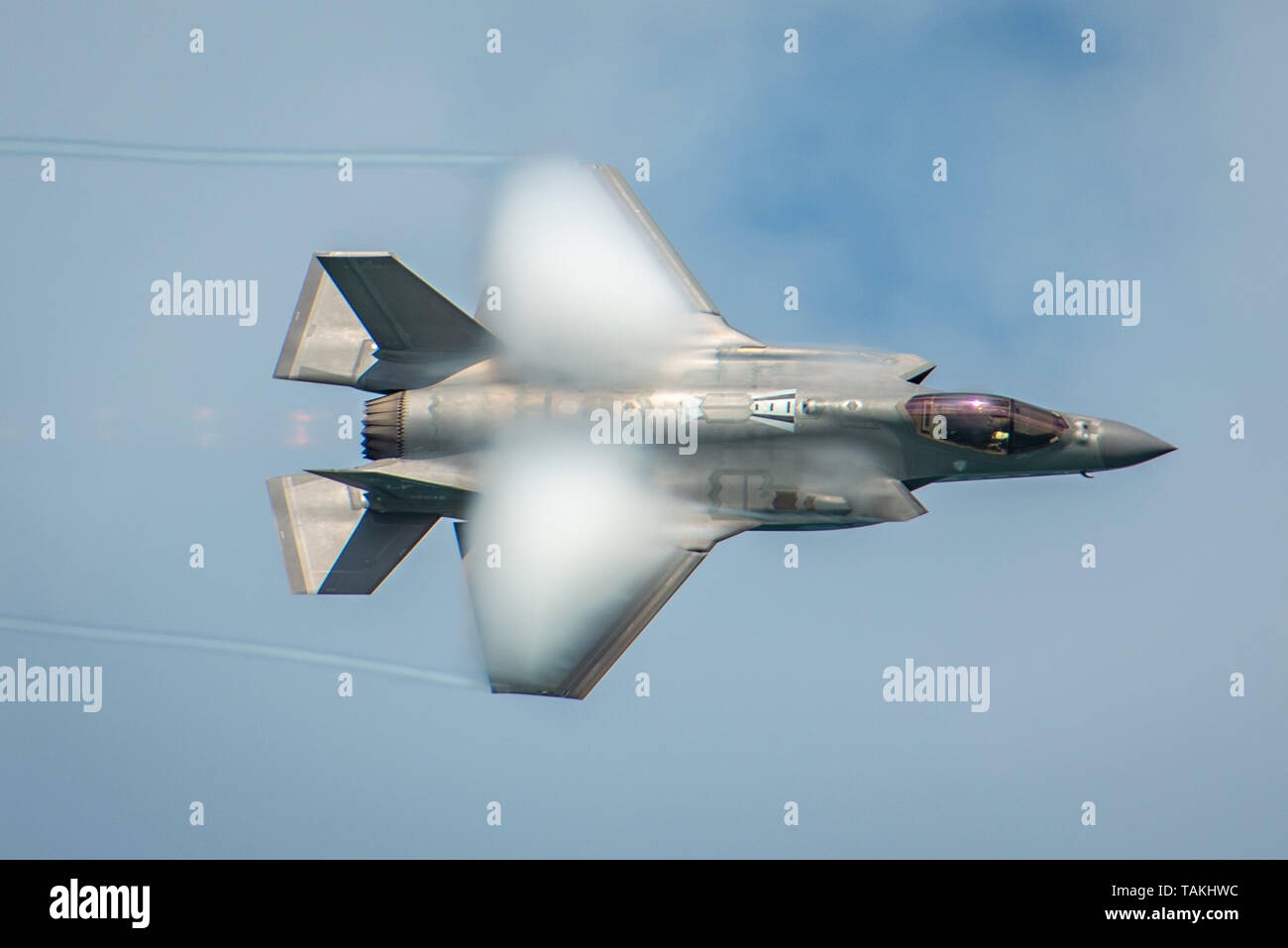 Un U.S. Air Force F-35un fulmine II Stealth Fighter Aircraft volato da Capt. Andrew Dojo Olson esegue manovre di volo durante il Miami Beach di aria e di mare visualizza 24 Maggio 2019 a Miami in Florida. Foto Stock