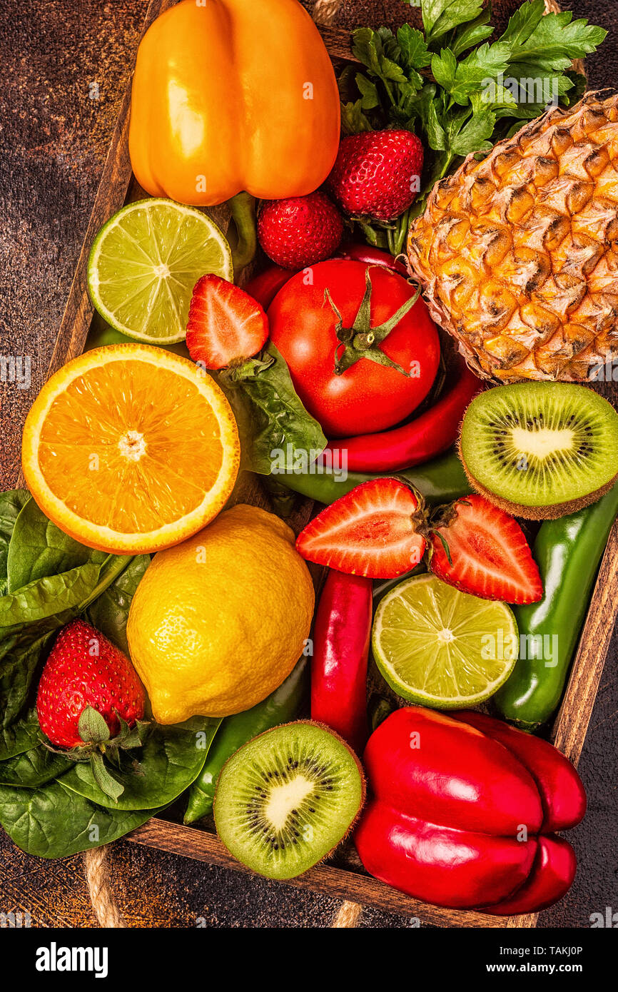 Frutta e verdura ricca di vitamina C nella casella n. Mangiare sano. Vista superiore Foto Stock