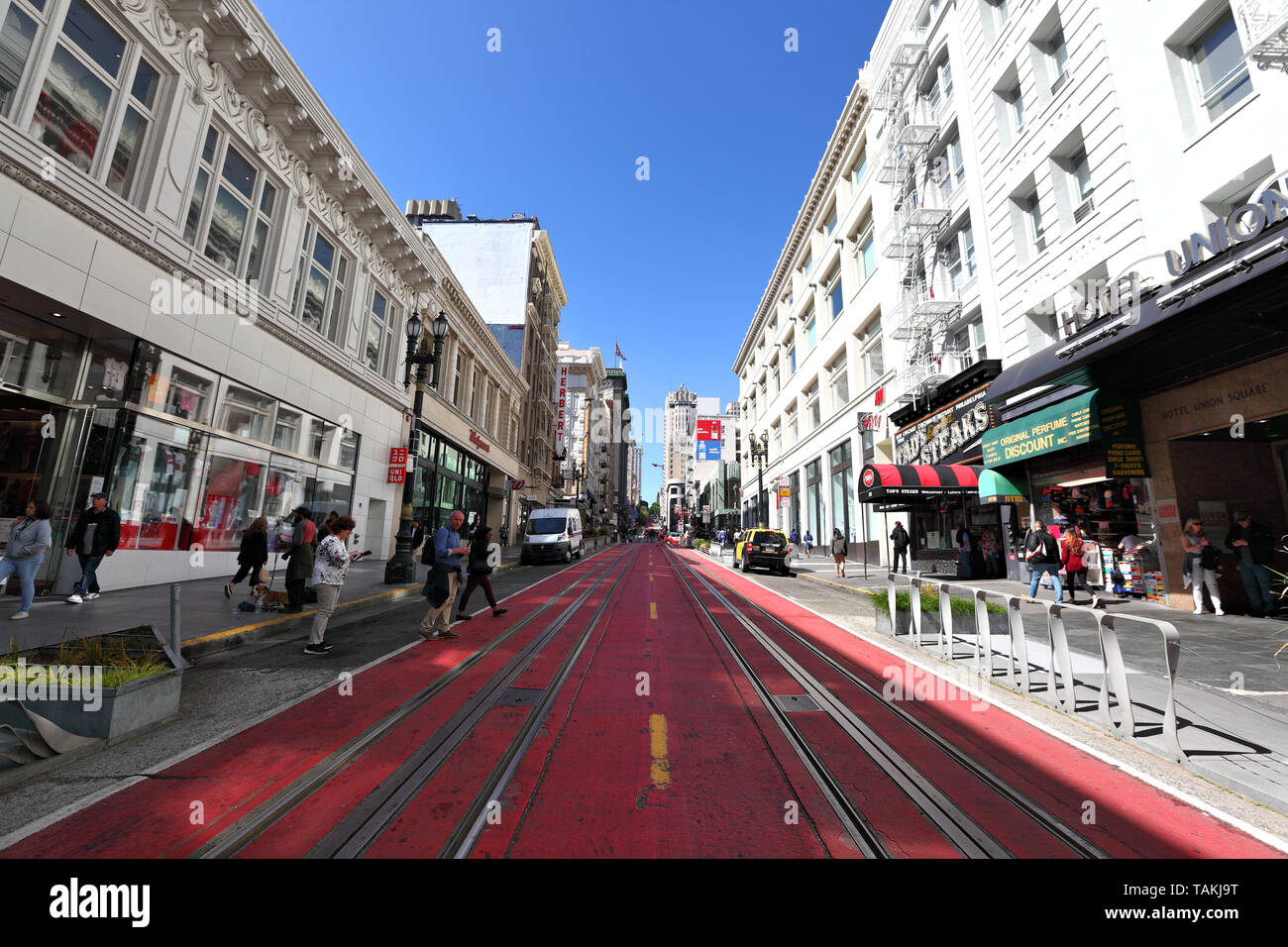 Immagine Editoriale San Francisco 22/04/2019: Powell Street Downtown area nei pressi di Union Square, una grande attrazione turistica. Foto Stock