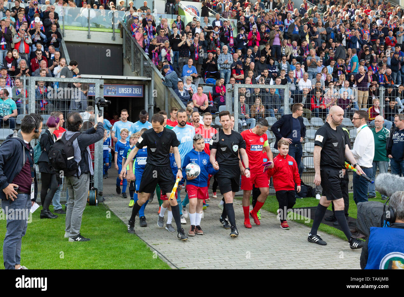 Sport, calcio, Basso Reno Cup, 2018/2019, finale Wuppertaler SV vs. KFC Uerdingen 1-2, Stadio am Zoo a Wuppertal, squadre e corrispondono a funzionari di rodaggio Foto Stock
