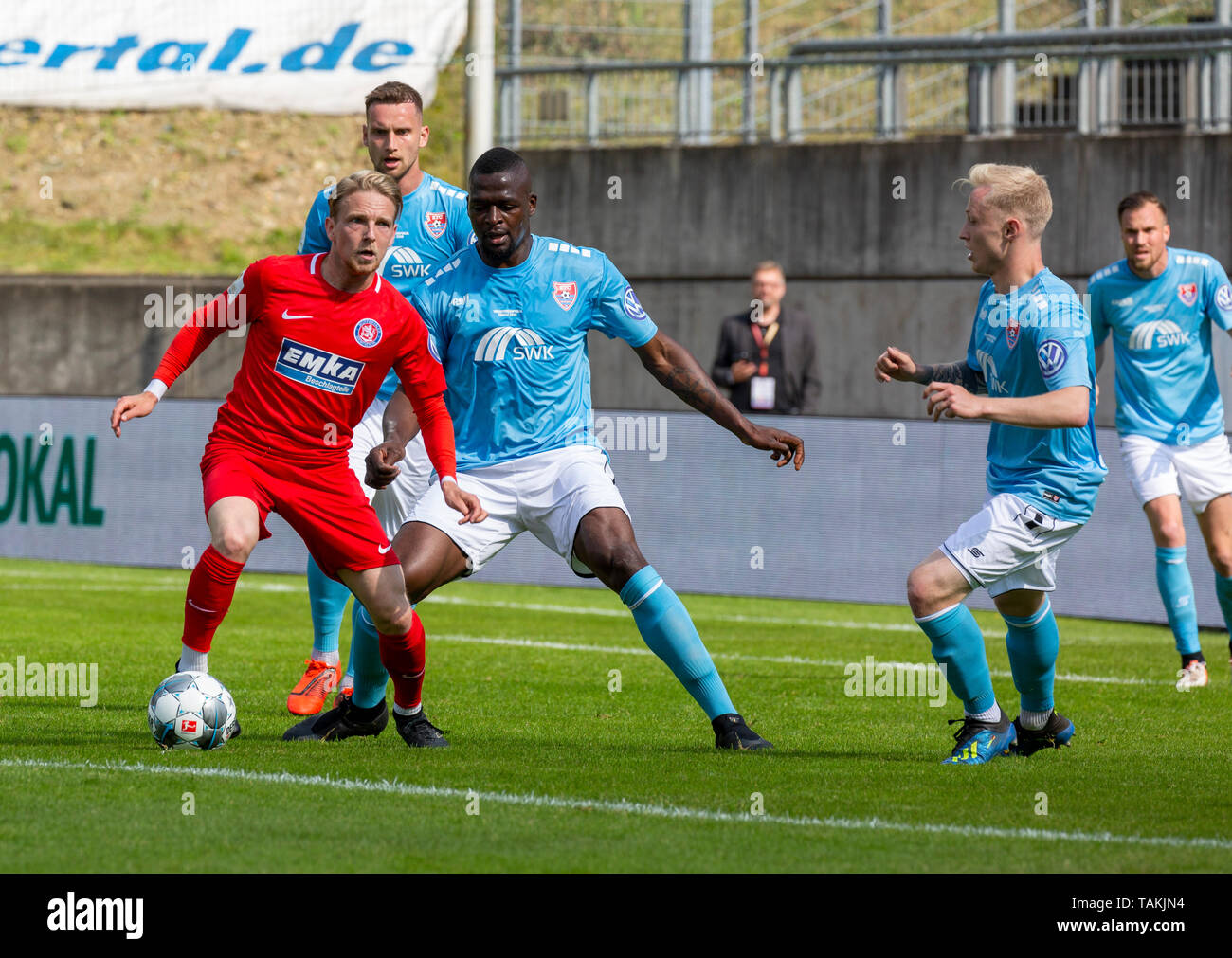 Sport, calcio, Basso Reno Cup, 2018/2019, finale Wuppertaler SV vs. KFC Uerdingen 1-2, Stadio am Zoo a Wuppertal, scena del match, f.l.t.r. Kevin Hagemann (WSV), Manuel Konrad (KFC), Assani Lukimya (KFC), Patrick Pfluecke (KFC), Kevin Grosskreutz (KFC) Foto Stock