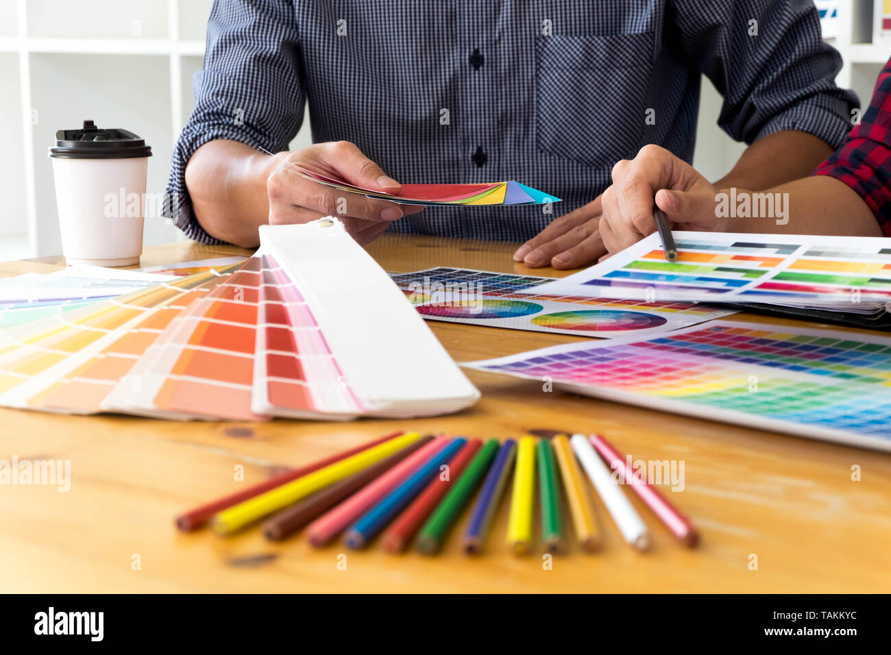 Graphic Designer scegliere i colori da bande di colore dei campioni per la progettazione .Designer grafico creatività concetto di lavoro . Foto Stock