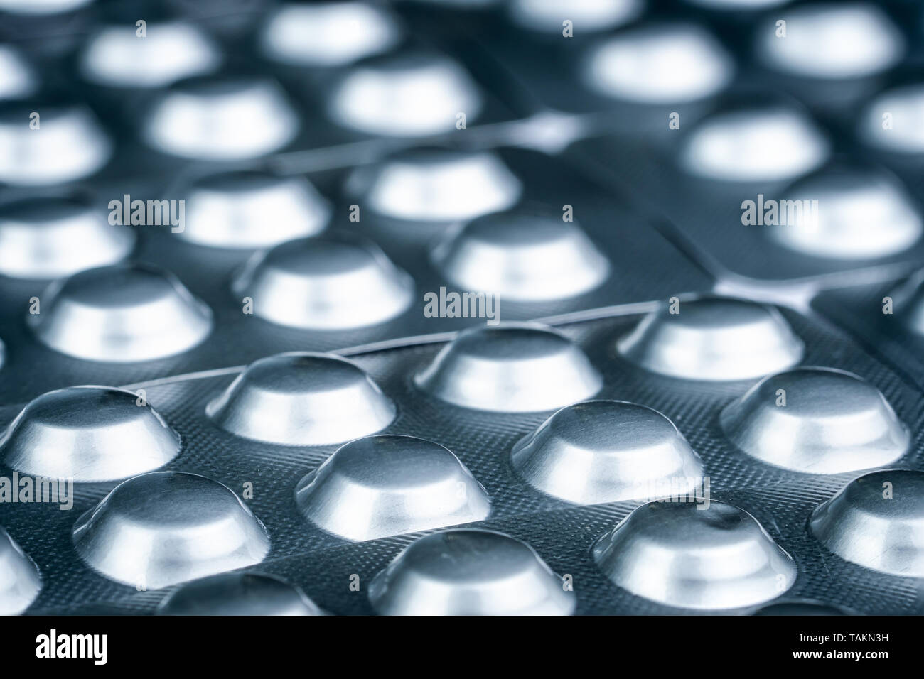 Antidolorifico e rilassante muscolare medicina. Pila di foglio di alluminio argentato confezione blister. Farmacologia e industria farmaceutica concetto. Il consumo di stupefacenti Foto Stock