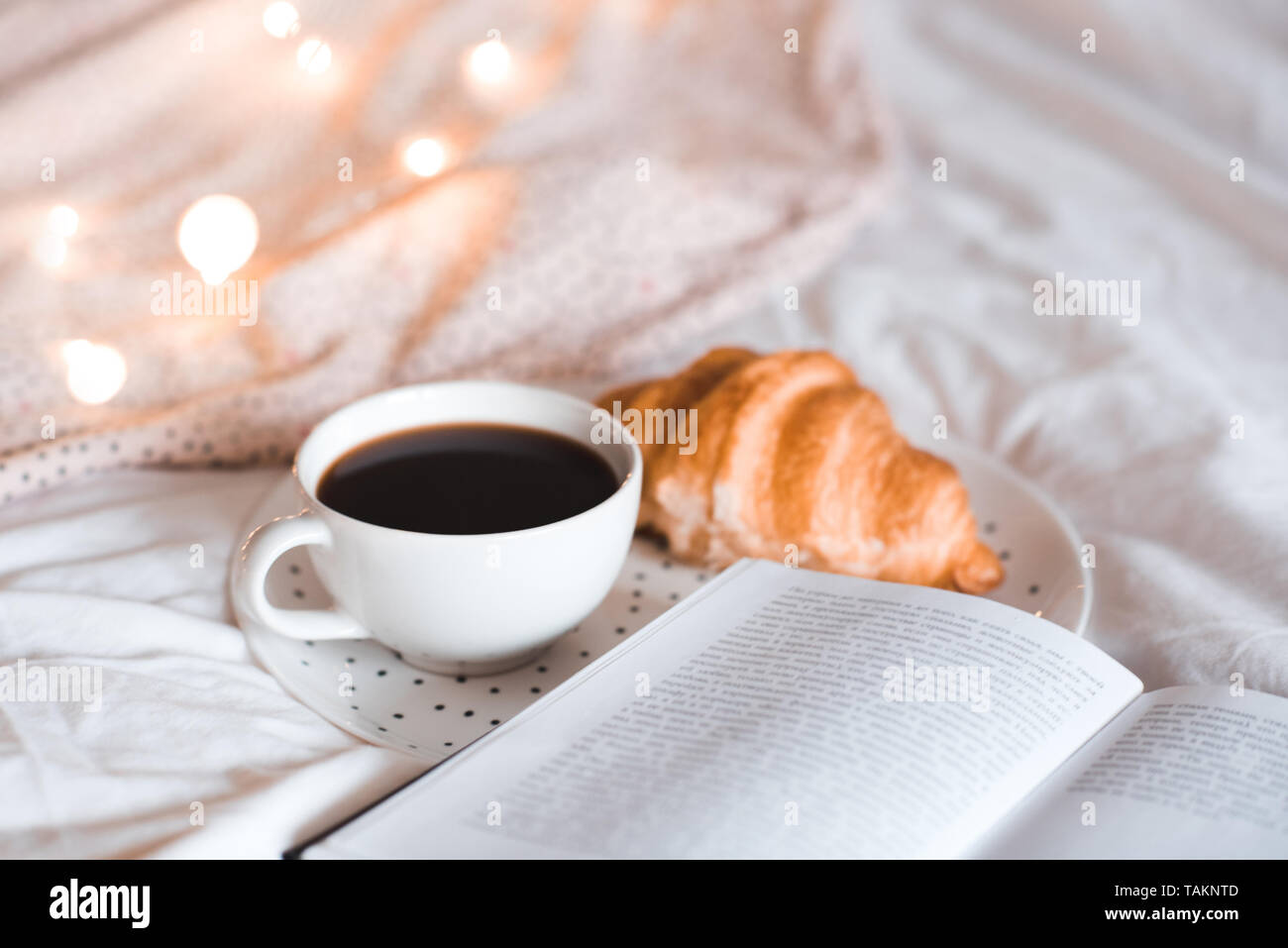 Una gustosa prima colazione con tazza di caffè e croissant francesi closeup. Buona mattina. Foto Stock