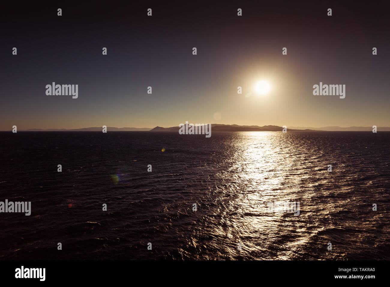 I riflessi del sole sul mare isola di Egina in background, Grecia Foto Stock