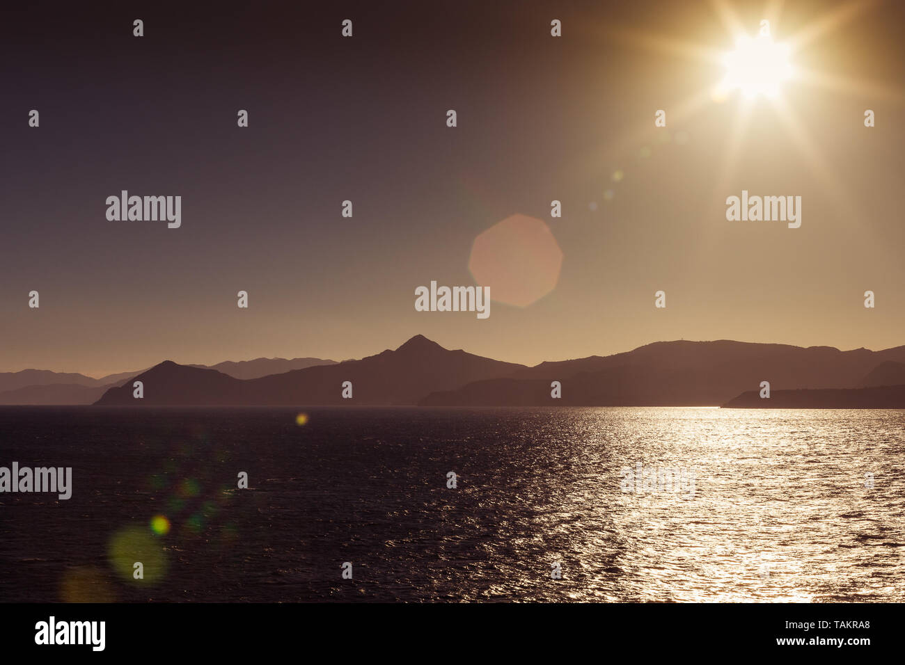 I riflessi del sole sul mare l'isola del golfo Saronico in background, Grecia Foto Stock