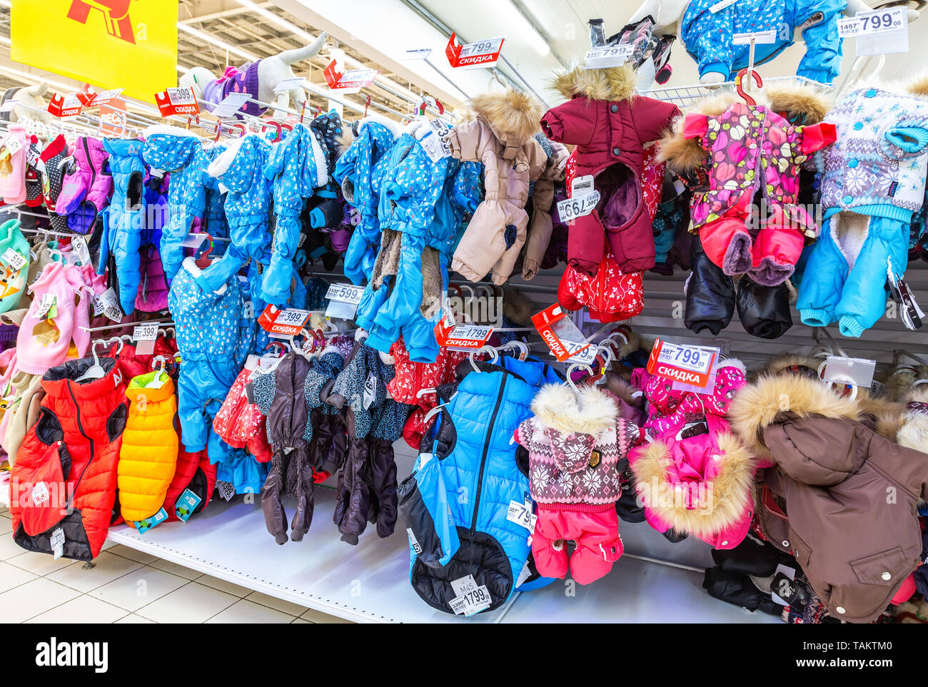 Samara, Russia - 26 Maggio 2019: Vari abbastanza vestiti per cane pronti per la vendita in un supermercato Foto Stock