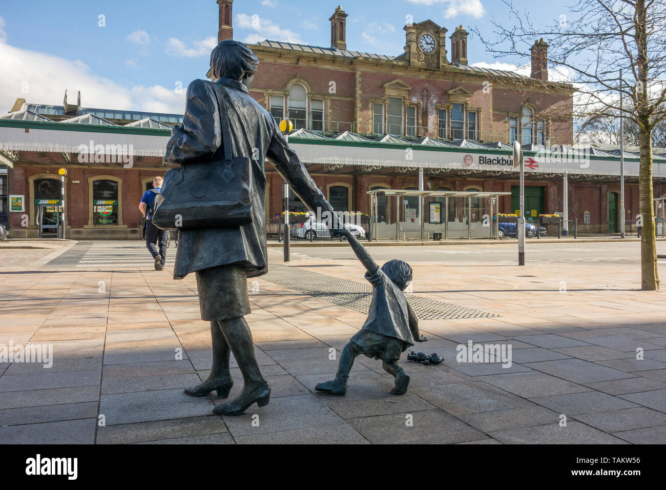 Xx Marzo 2019. Blackburn Lancashire: iconica statua Blackburn la nonna e il bambino da Alan Wilson, Blackburn Cattedrale giardino, Cathedral Quarter, opposta Blackburn stazione ferroviaria, Blackburn Lancashire, Regno Unito Foto Stock