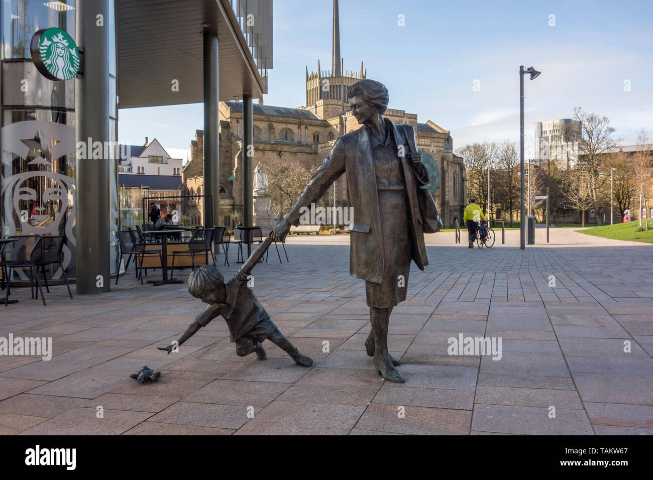Xx Marzo 2019. Blackburn Lancashire: iconica statua Blackburn la nonna e il bambino da Alan Wilson, Blackburn Cattedrale giardino, Cathedral Quarter, opposta Blackburn stazione ferroviaria, Blackburn Lancashire, Regno Unito Foto Stock