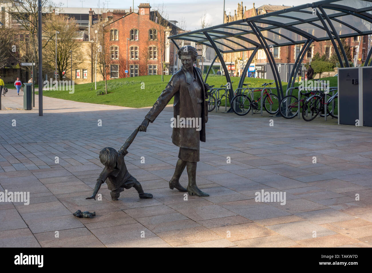 Xx Marzo 2019. Blackburn Lancashire: iconica statua Blackburn la nonna e il bambino da Alan Wilson, Blackburn Cattedrale giardino, Cathedral Quarter, opposta Blackburn stazione ferroviaria, Blackburn Lancashire, Regno Unito Foto Stock
