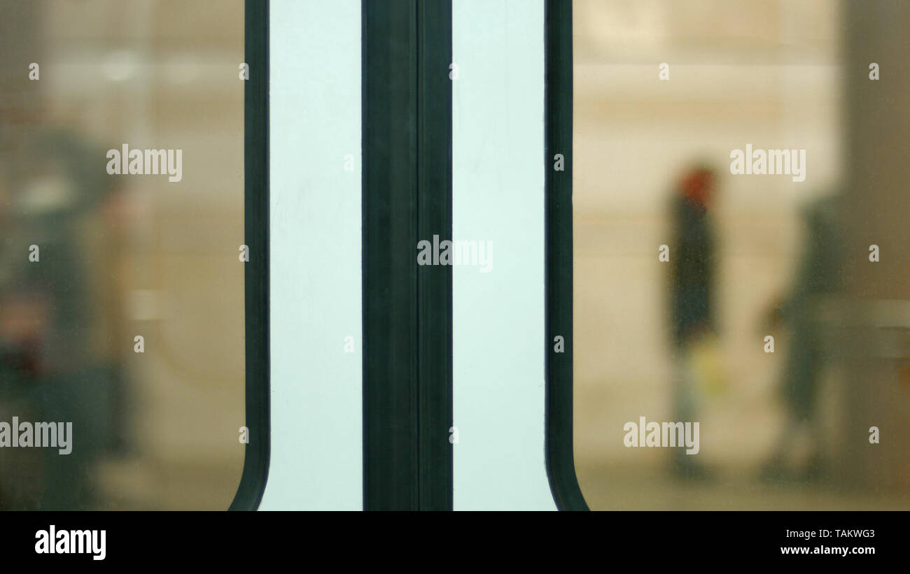 Un treno si chiudono verso l'alto. Treno in partenza dalla stazione. Porta chiusa in treno della metropolitana. Trasporto in sotterraneo. Foto Stock