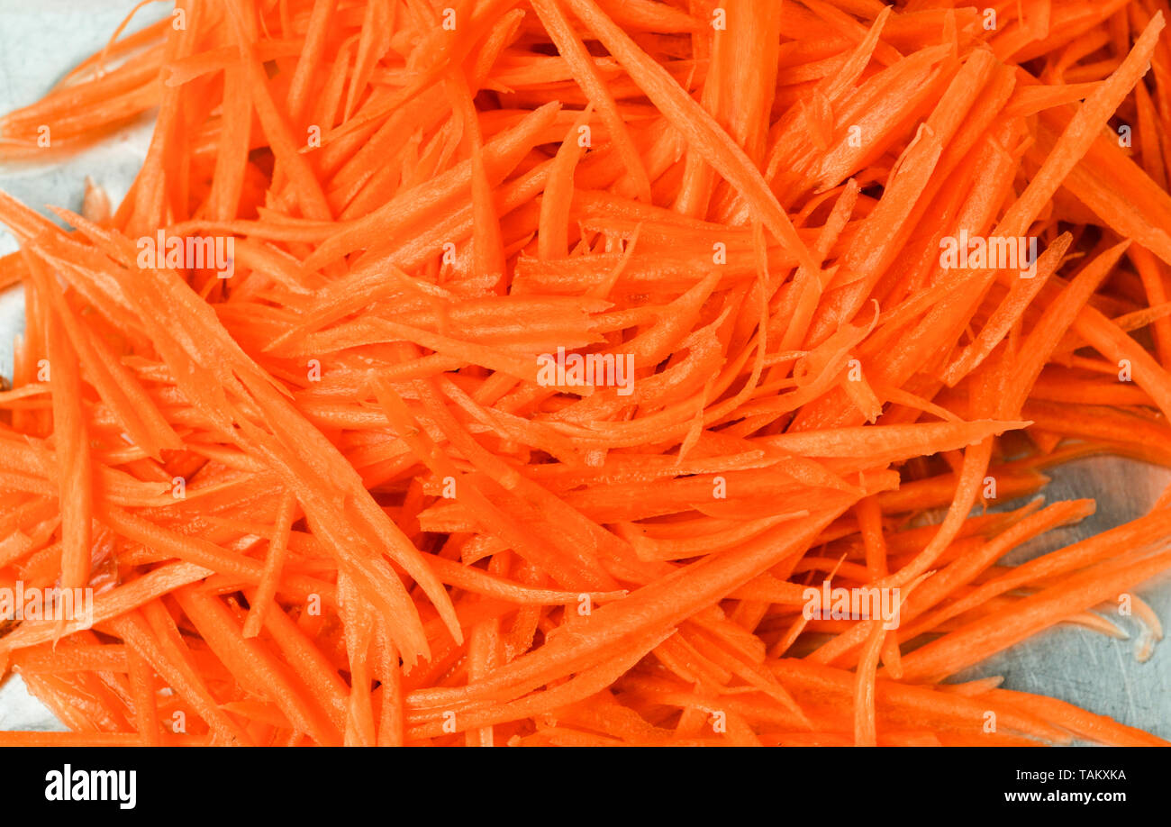 Shredded carota slice per cucinare il cibo sullo sfondo Foto stock