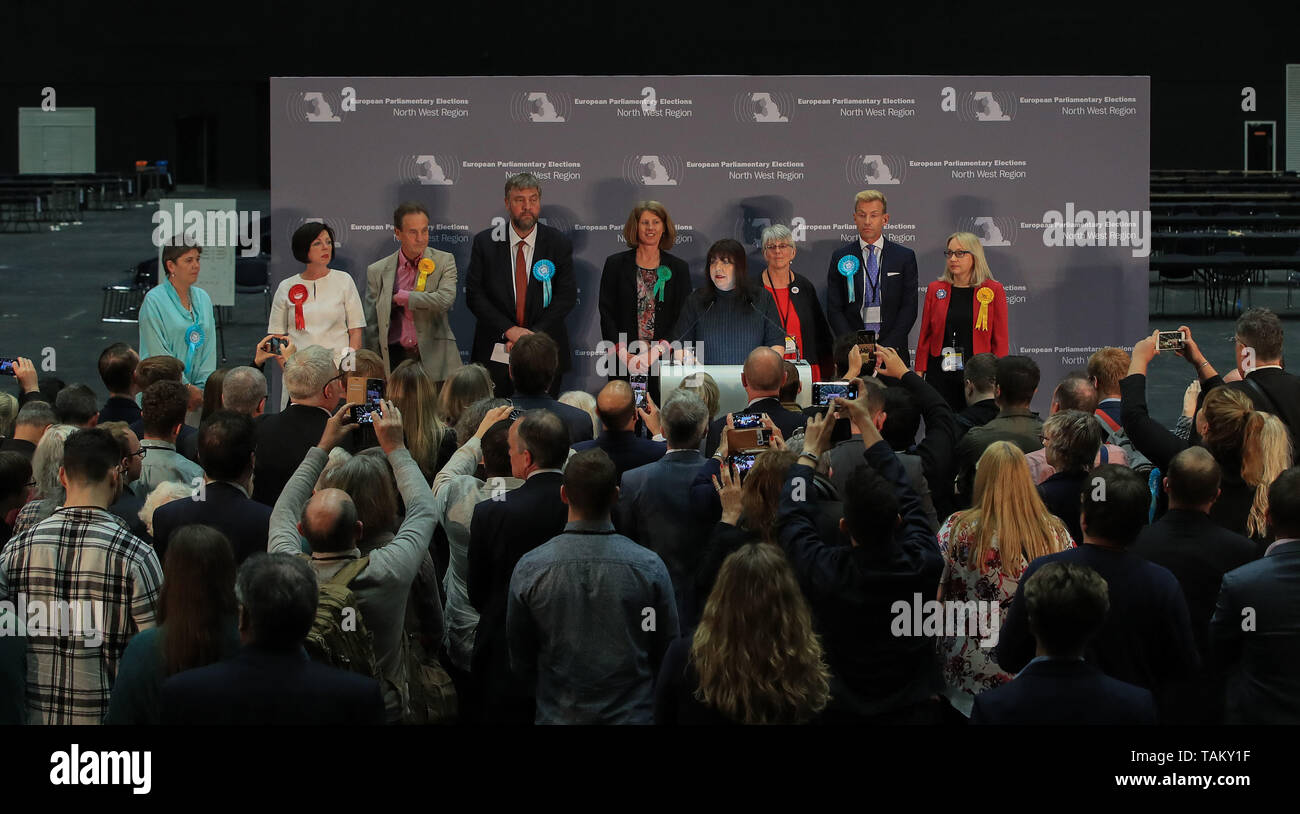 I candidati sul palco per il risultato in occasione delle elezioni al Parlamento europeo conte presso il Centro Congressi di Manchester. Foto Stock