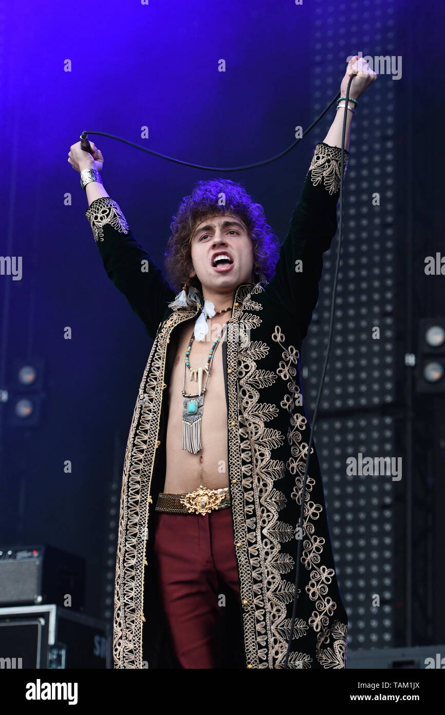 Il cantante Josh Kiszka è mostrato esibirsi sul palco durante un concerto dal vivo aspetto con Greta Van Fleet. Foto Stock