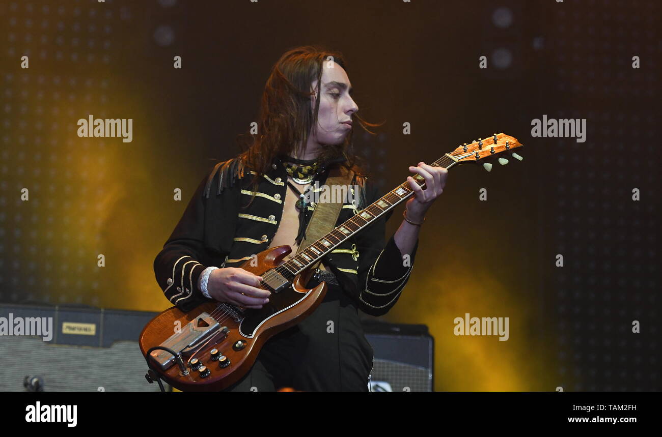 Il chitarrista Jake Kiszka è mostrato eseguire la fase durante un 'live' aspetto di concerto con Greta Van Fleet. Foto Stock
