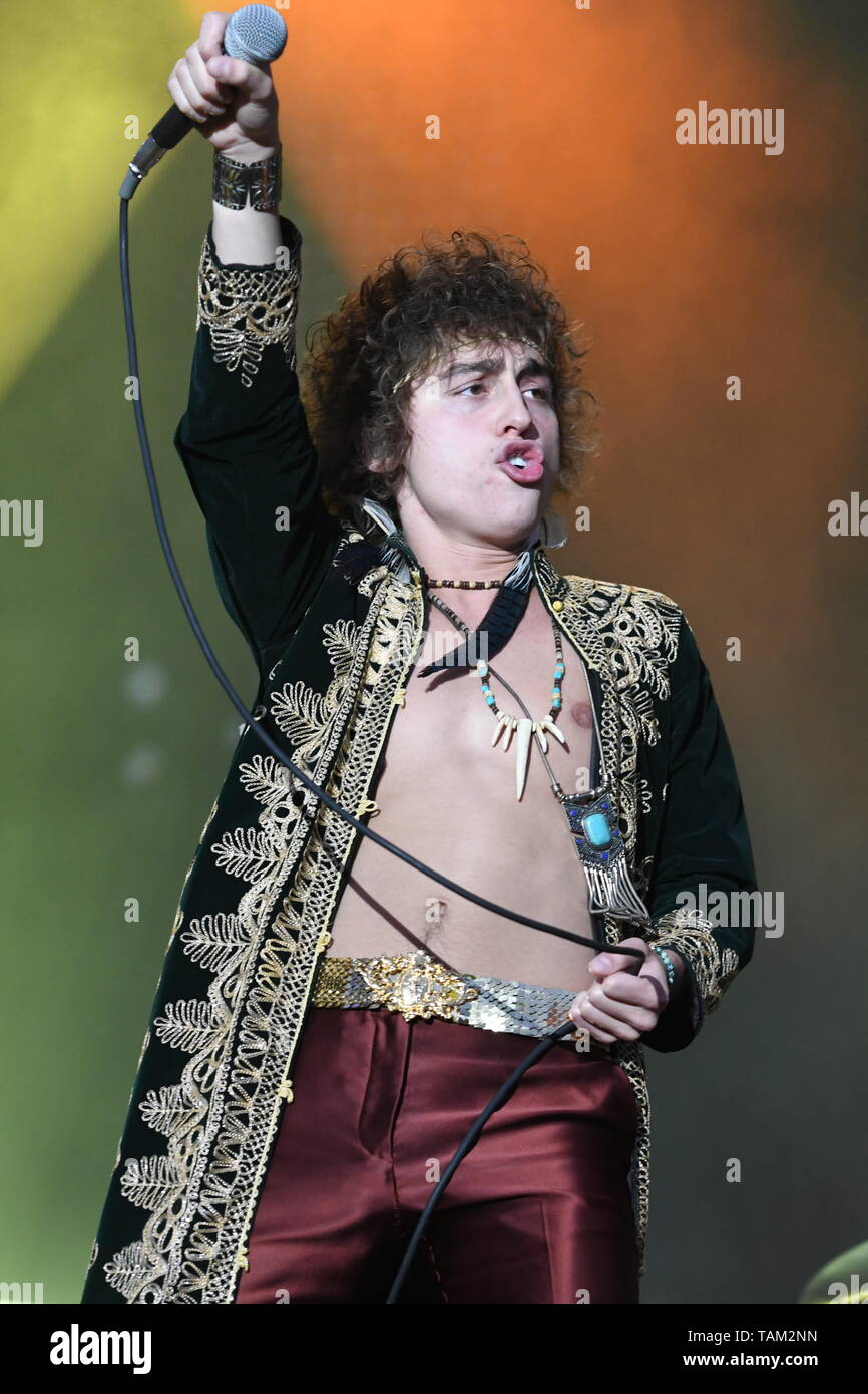 Il cantante Josh Kiszka è mostrato esibirsi sul palco durante un concerto dal vivo aspetto con Greta Van Fleet. Foto Stock