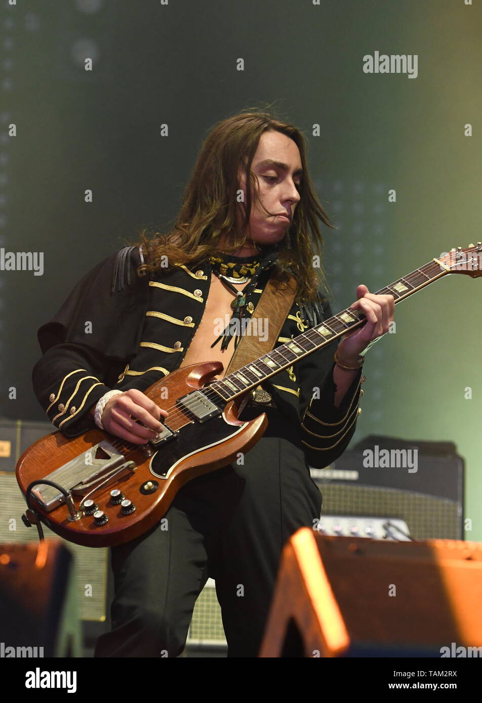 Il cantante Josh Kiszka è mostrato eseguire la fase durante un 'live' aspetto di concerto con Greta Van Fleet. Foto Stock