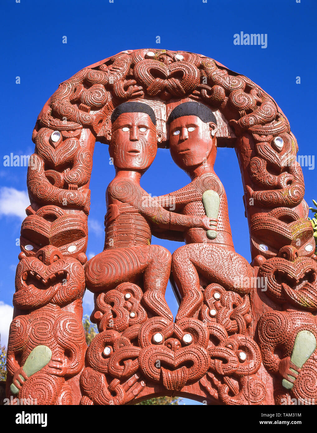 Intagliato Gateway Maori Whakarewarewa, Vivere il villaggio Maori, Rotorua, Baia di Planty Regione, Isola del nord, Nuova Zelanda Foto Stock