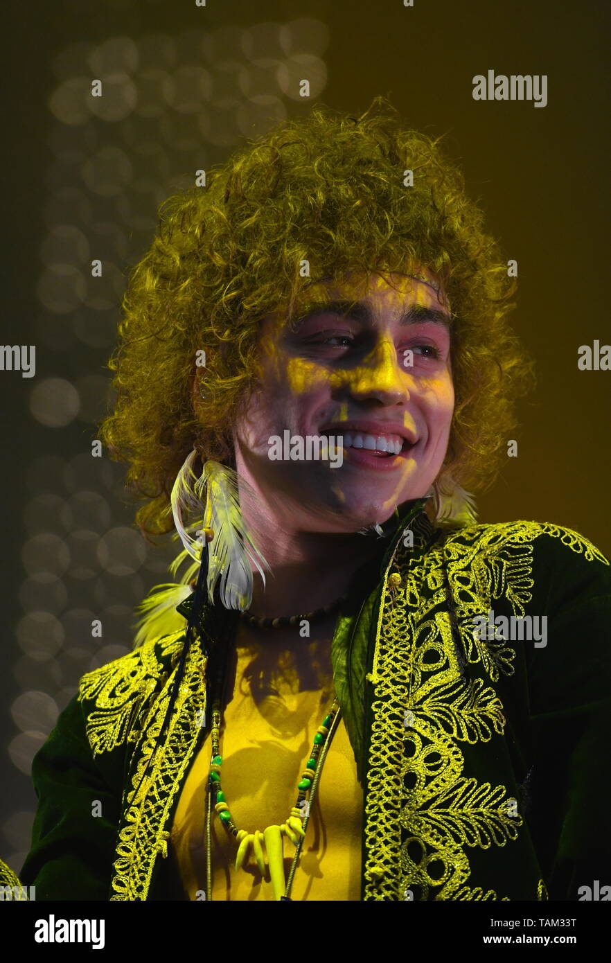 Il cantante Josh Kiszka è mostrato esibirsi sul palco durante un concerto dal vivo aspetto con Greta Van Fleet. Foto Stock