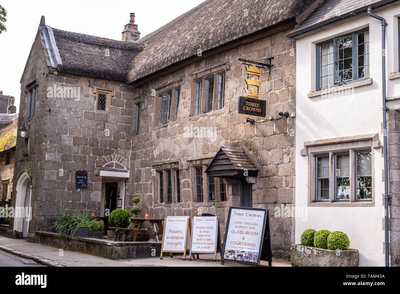 I cani sono ammessi, tre corone Inn, Chagford, Dartmoor Devon, Regno Unito Foto Stock