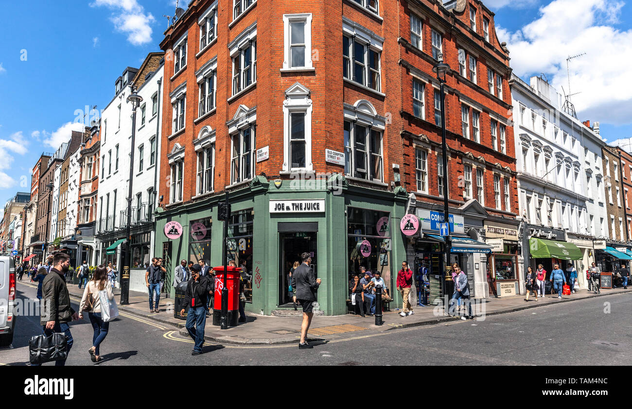 Un edificio bicolore con un angolo smussato, Old Compton street e Dean Street, Soho, Londra, Inghilterra, Regno Unito. Foto Stock