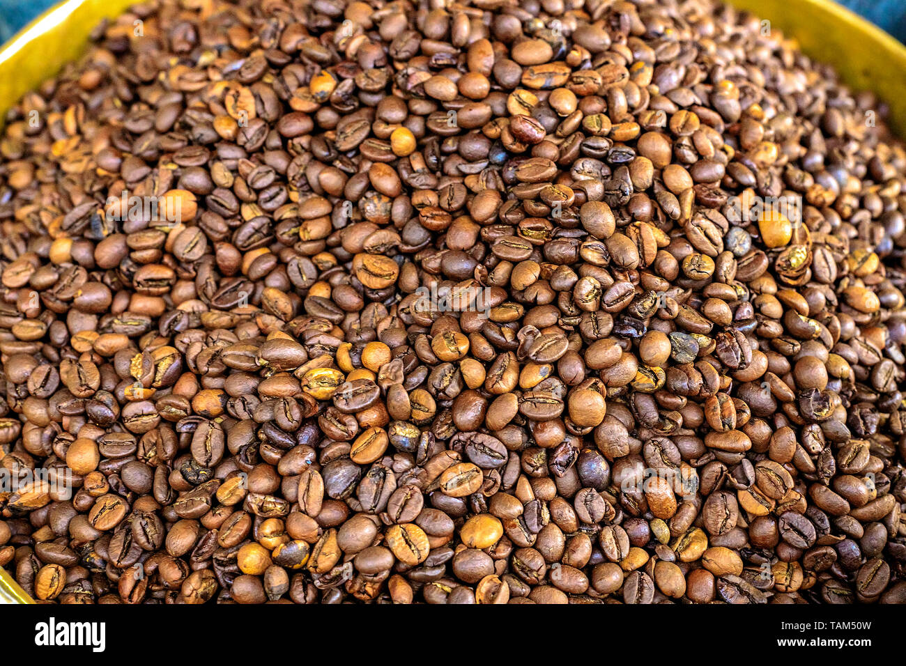 Spezie tradizionale al mercato Marrakesh, Marocco. Caffè, paprica, zenzero, essiccato zenzero, pepe, mais, dadi, curcuma. Foto Stock