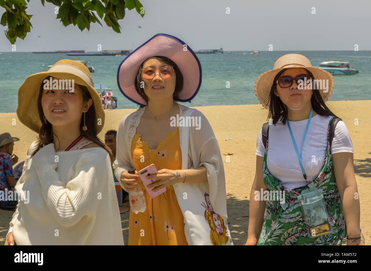 PATTAYA,THAILANDIA - Aprile 16,2019:spiaggia tre giovani donne cinesi erano rilassanti sulla spiaggia,che è un punto di incontro molto popolare per i turisti. Foto Stock