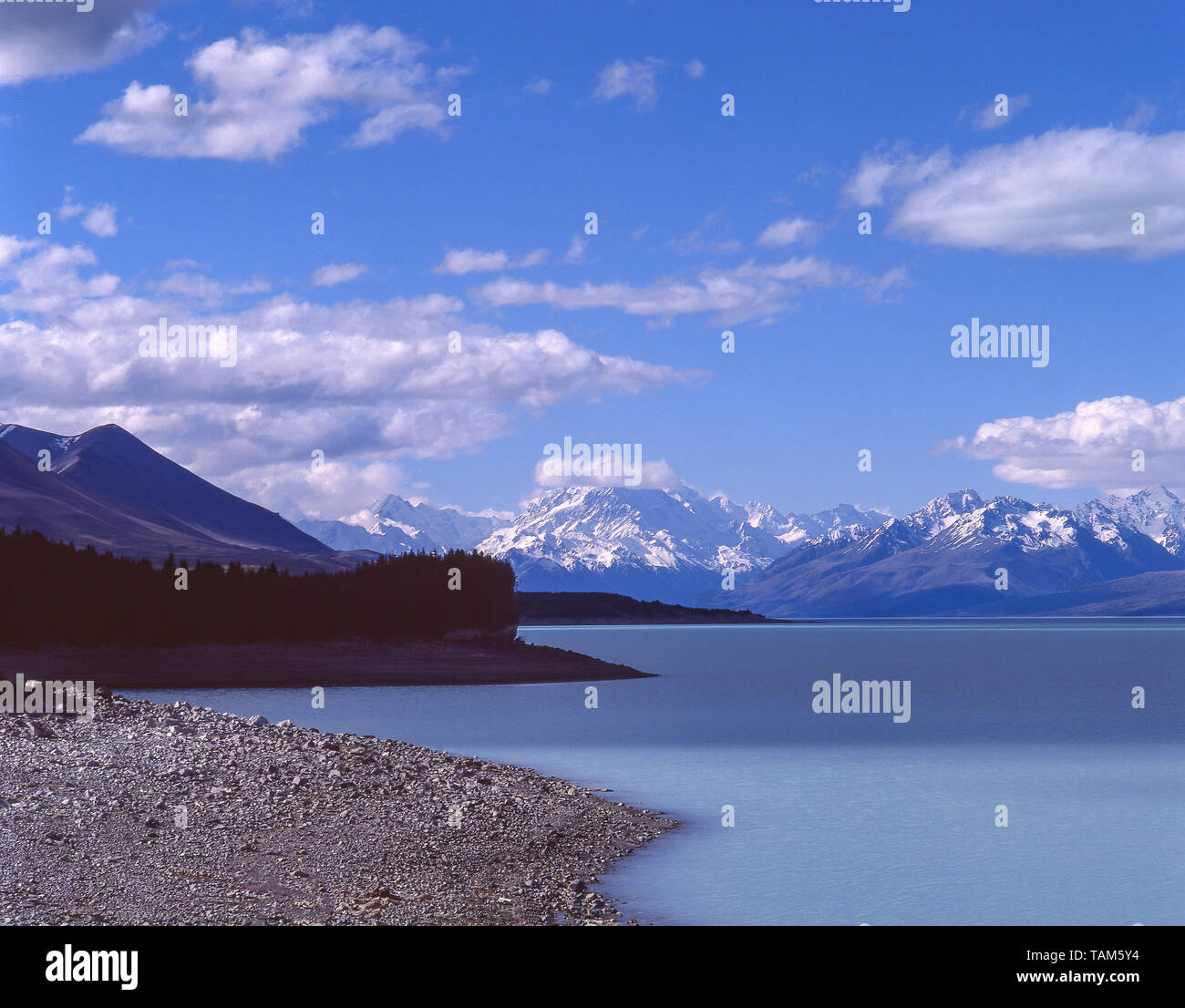 Monte Cook e Alpi meridionali attraverso il lago Pukaki, il distretto di Mackenzie, la regione di Canterbury, nuova Zelanda Foto Stock