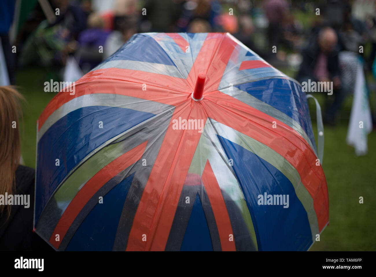 Unione britannica bandiera ombrello, in corrispondenza di un evento sportivo. Foto Stock