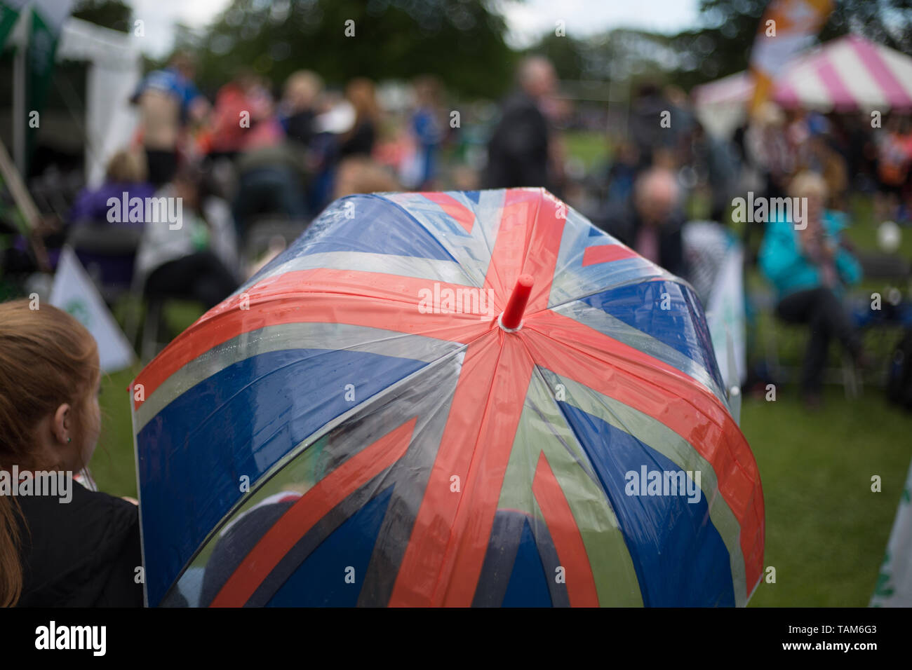 Unione britannica bandiera ombrello, in corrispondenza di un evento sportivo. Foto Stock