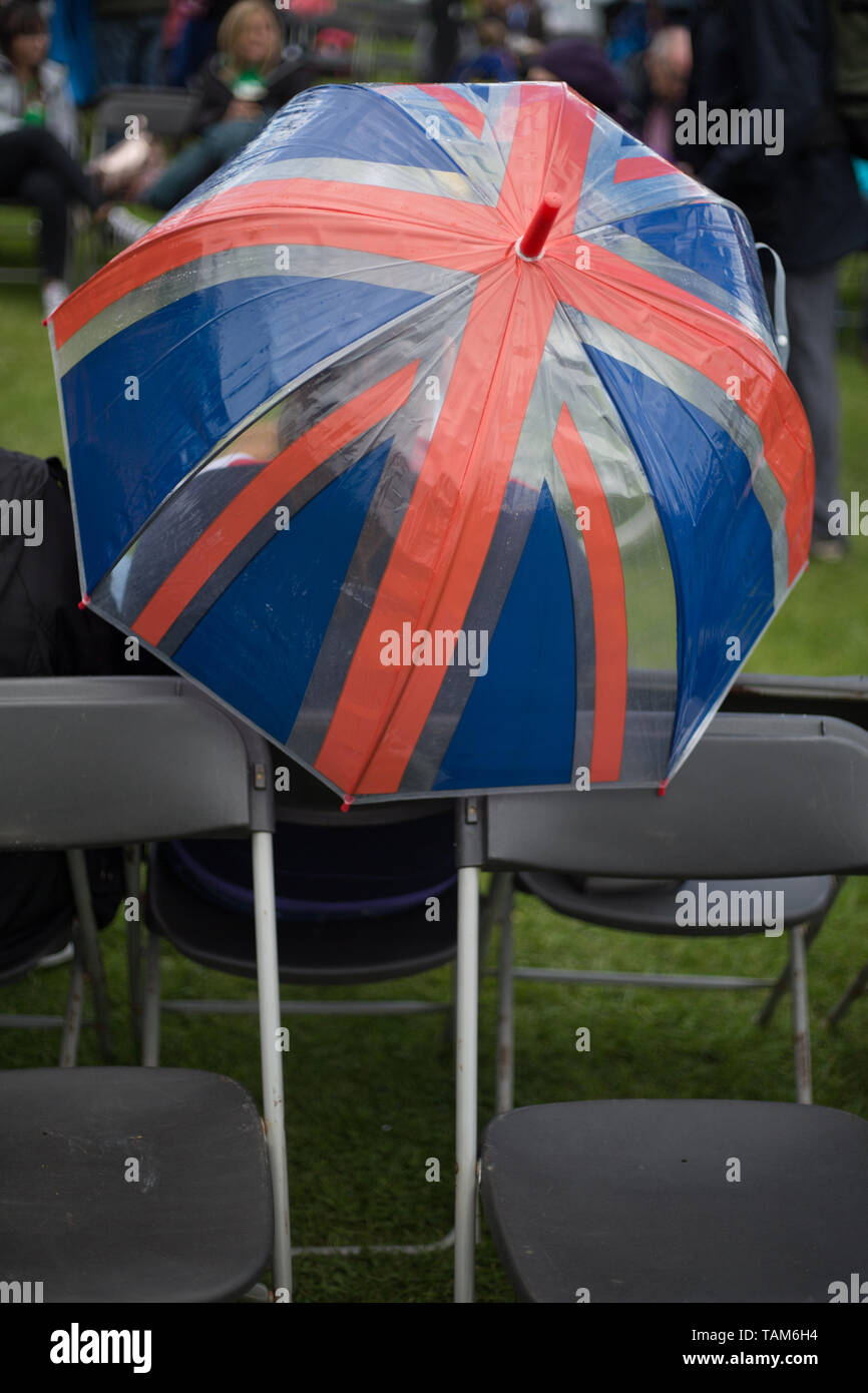Unione britannica bandiera ombrello, in corrispondenza di un evento sportivo. Foto Stock