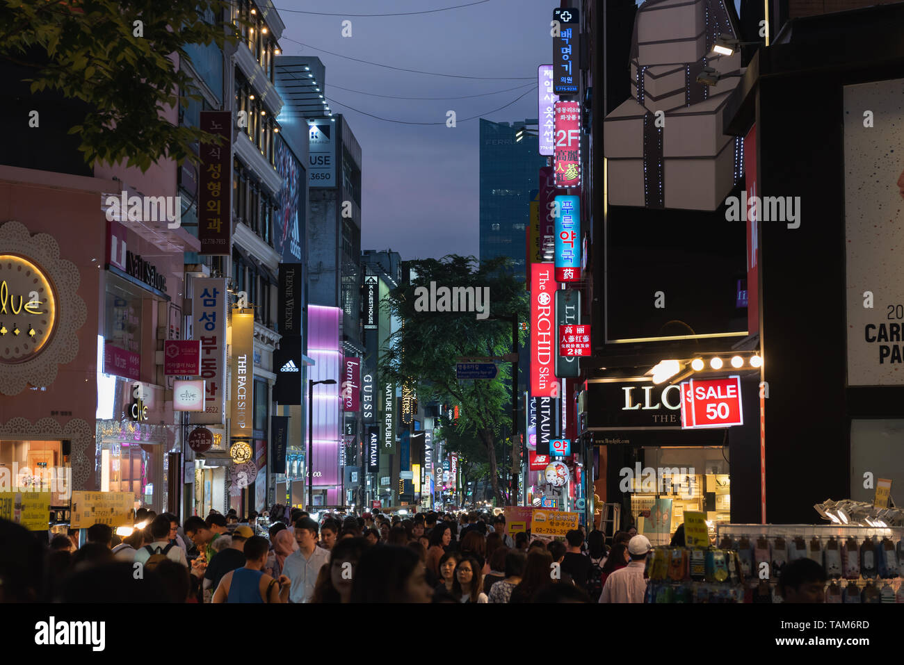 Seoul, Corea del Sud. Edifici illuminati e via della città di notte Foto Stock